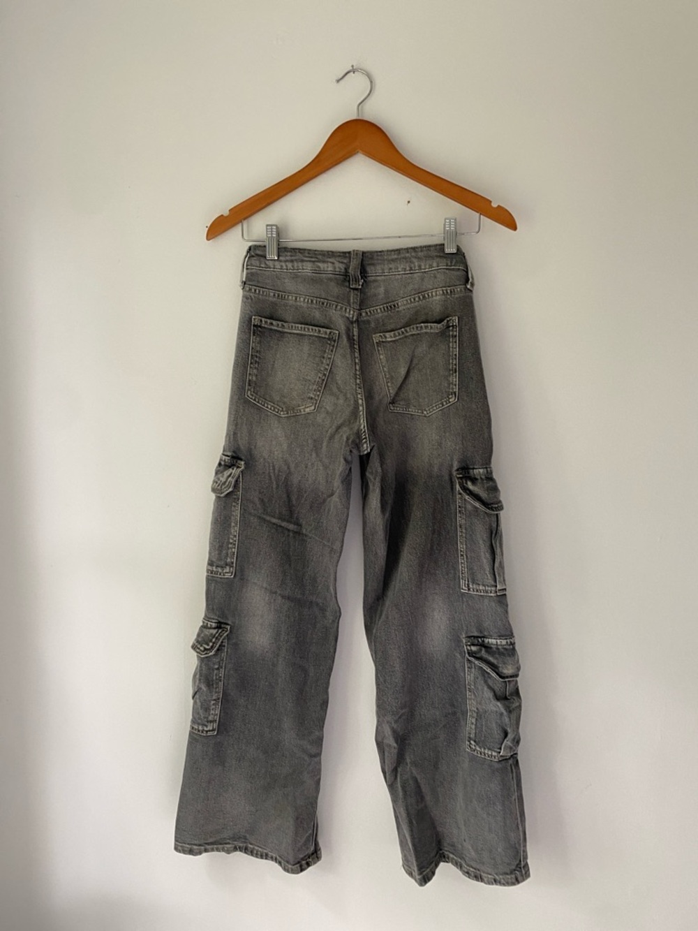 H&M Men's Gray Cargo Jeans - Relaxed Utility Style